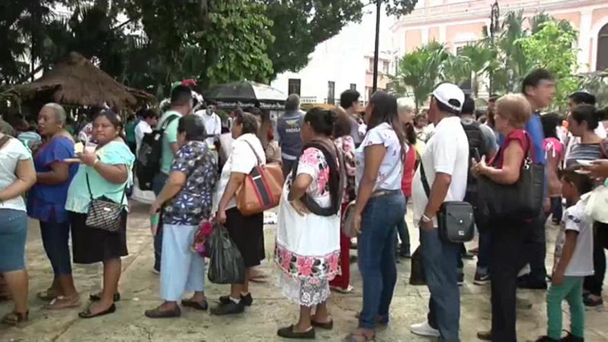 Tamales, mole, pan y bebidas llenan las ofrendas de Día de Muertos en México