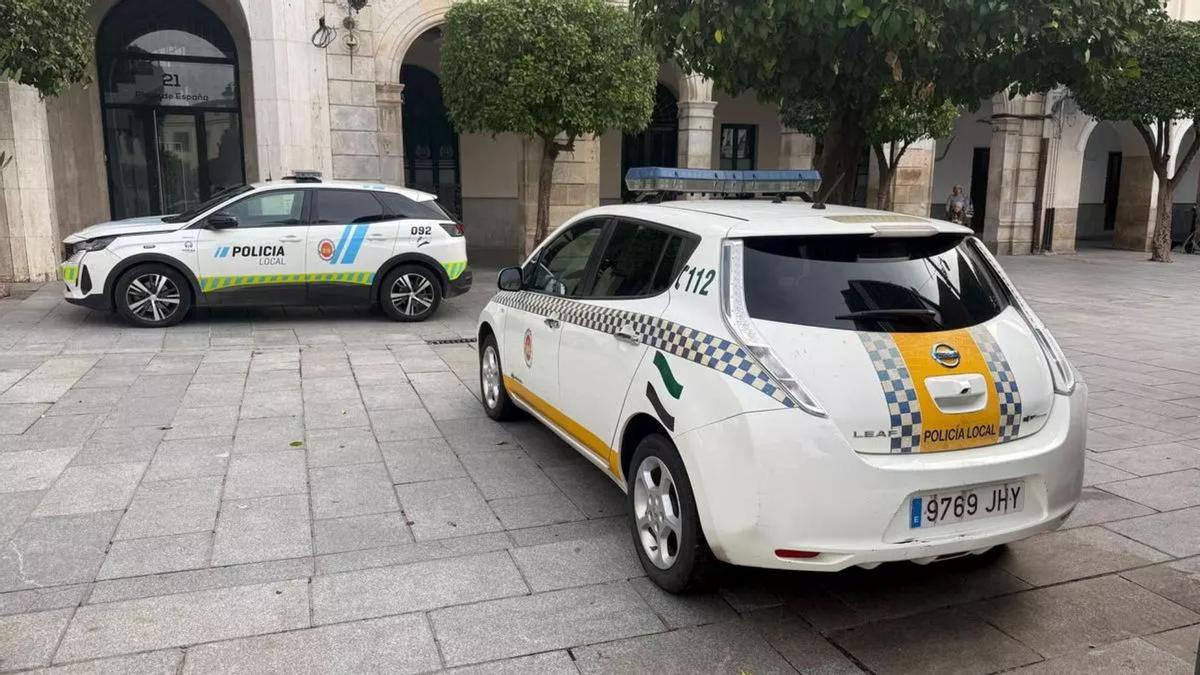 Dos coches de la Policía Local de Mérida.