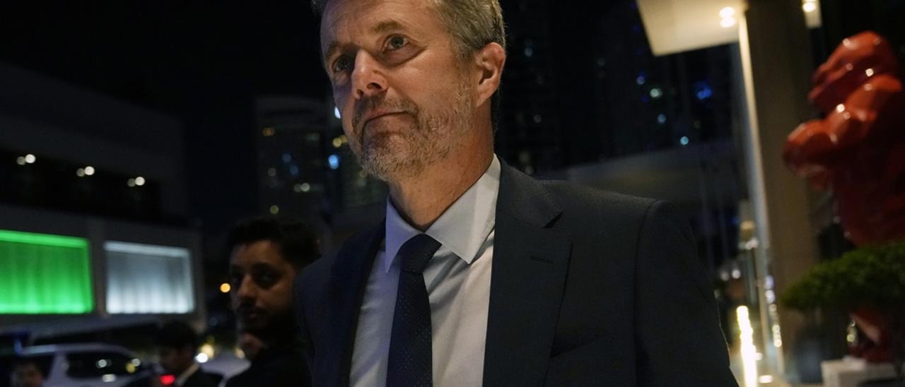El príncipe heredero danés Frederik llega a Grosvenor House para un evento mientras Dubai, Emiratos Árabes Unidos, organiza la Cumbre Climática de la ONU COP28, el martes 5 de diciembre de 2023.