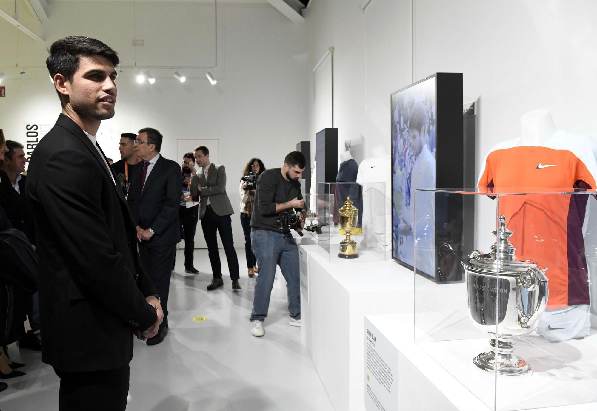 Así ha sido la inauguración de la exposición de Carlos Alcaraz en la Cárcel Vieja de Murcia