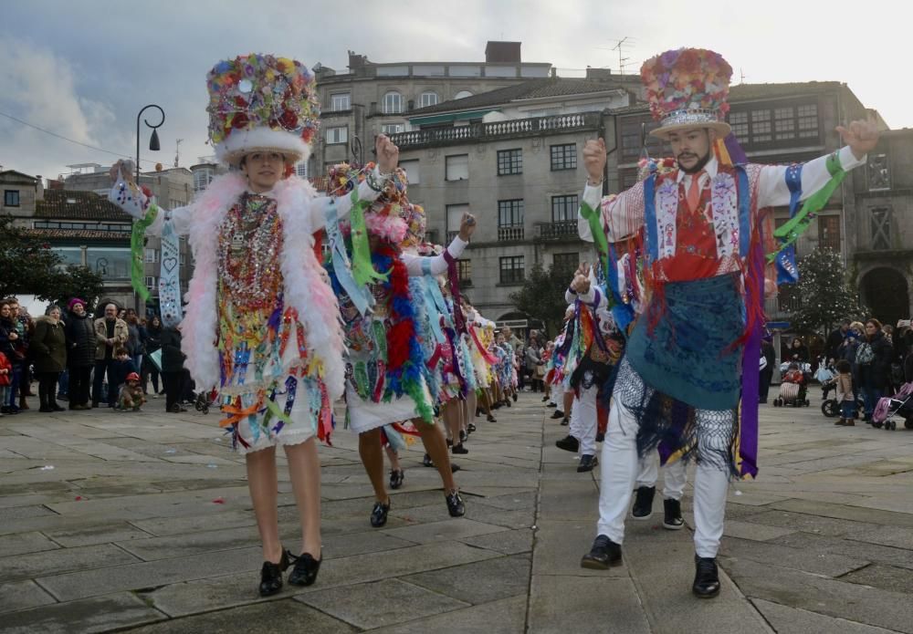 Madamas y Galáns colorean el carnaval de Pontevedra. // R. Vázquez