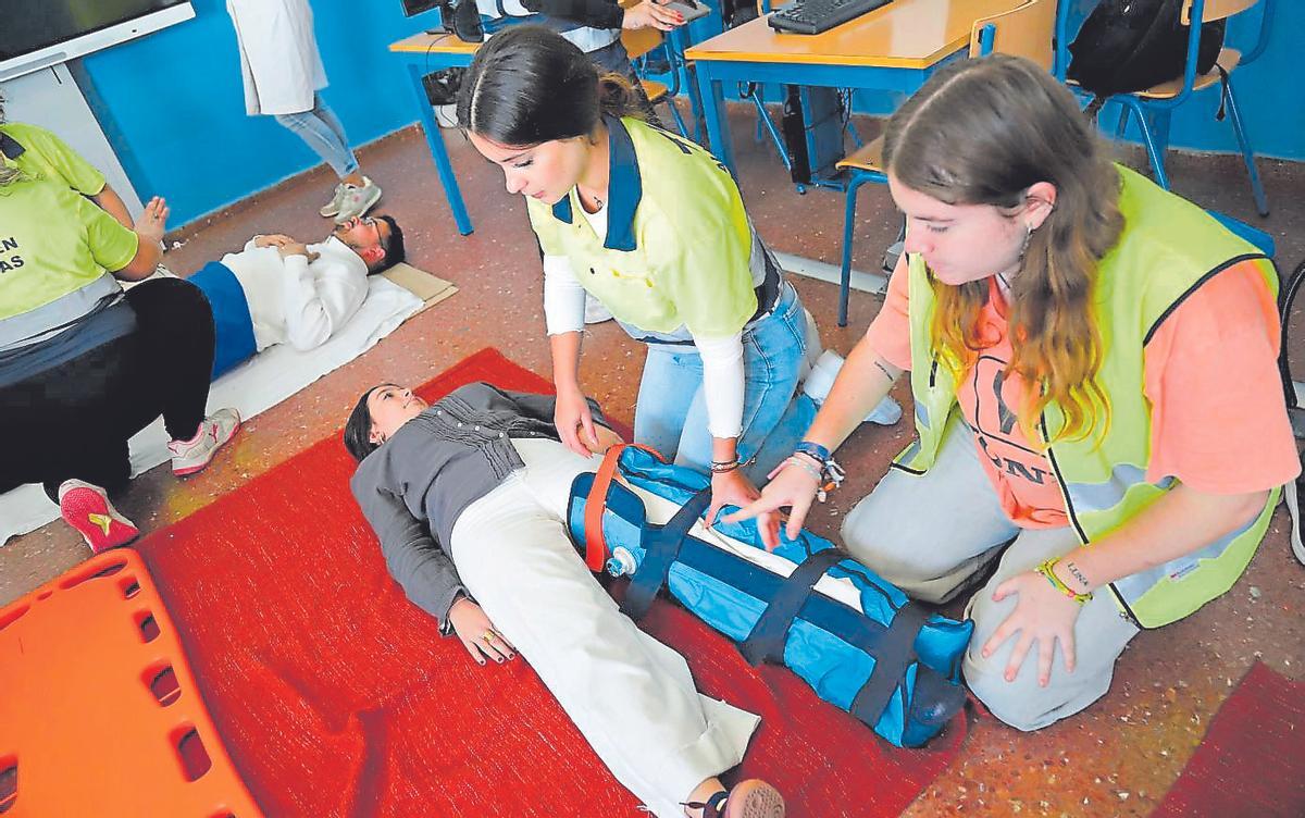 Alumnas del IES La Fuensanta en una formación práctica realizada en el instituto.
