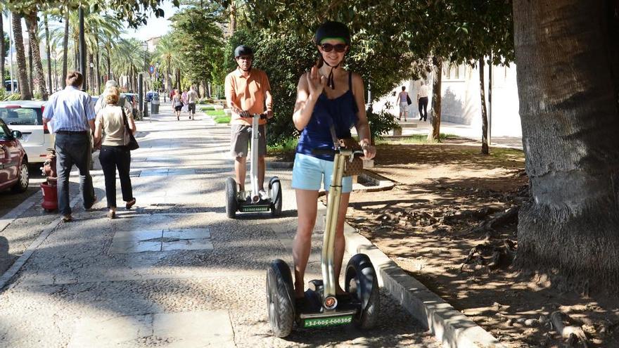 Segway-Fahrer in Palma de Mallorca. In der Gemeinde Calvià müssen sie ab sofort von den Bürgersteigen weichen