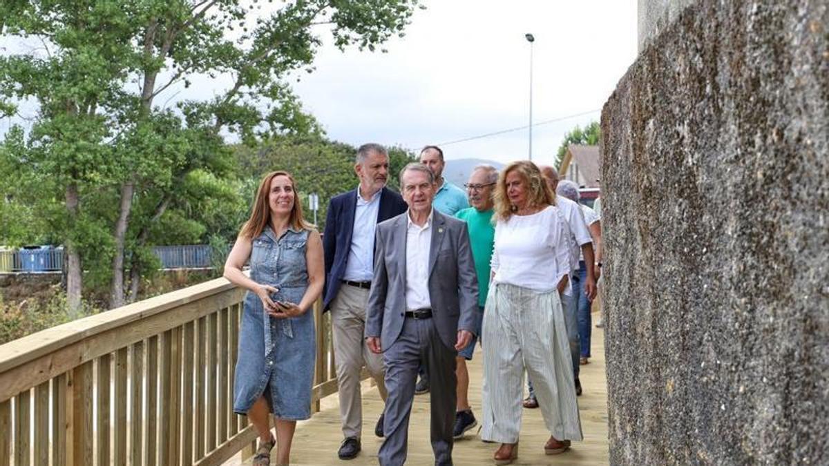 Abel Caballero, acompañado de Nuria Rodríguez, Ángel Rivas y Carmela Silva en la visita a la playa de A Fontaíña.
