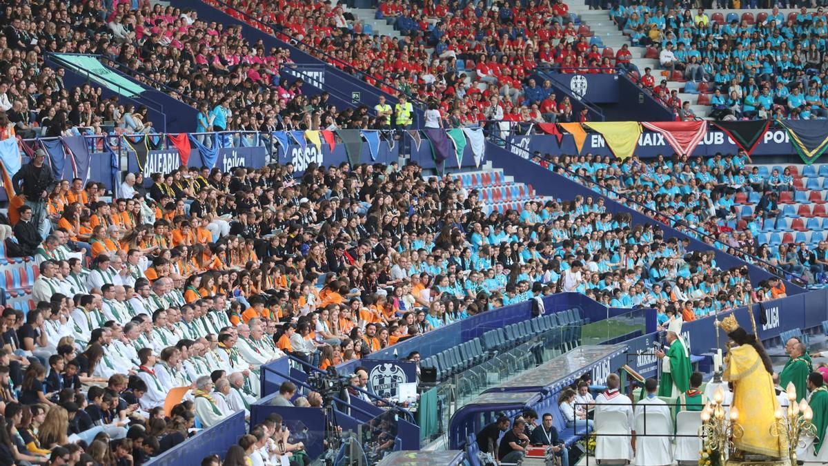 El campo de fútbol del Levante acogió la misa por los 40 años de los Juniors