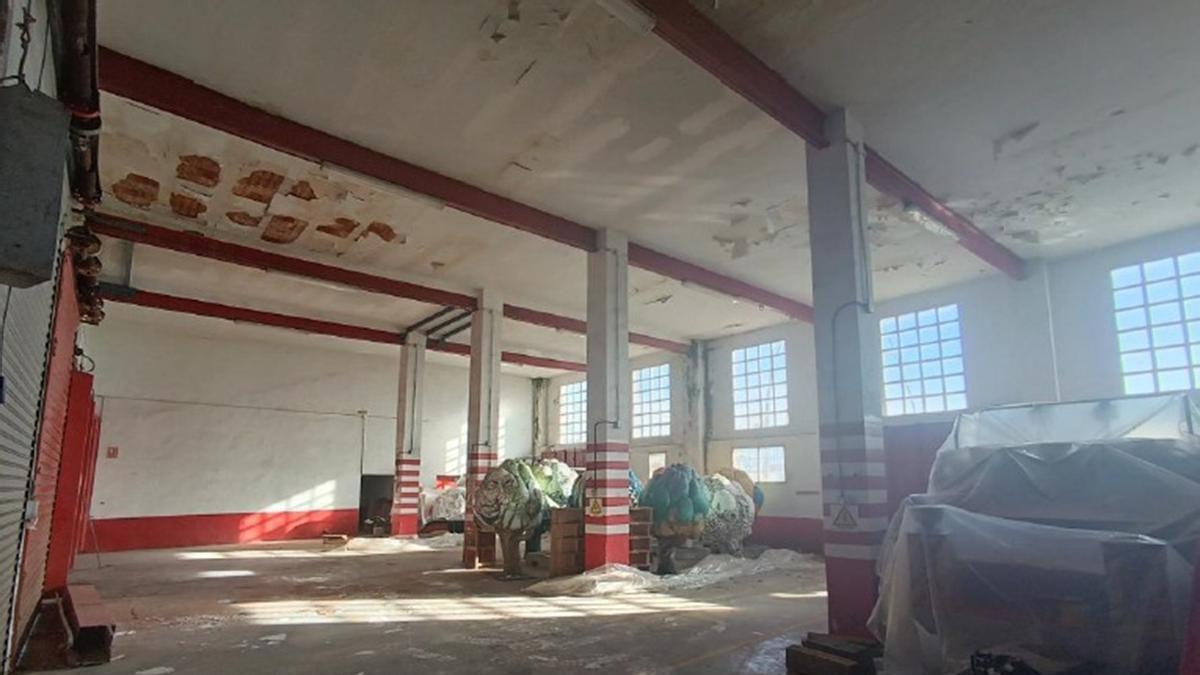 Interior del edificio del antiguo parque de bomberos de Benicarló, que derribarán.