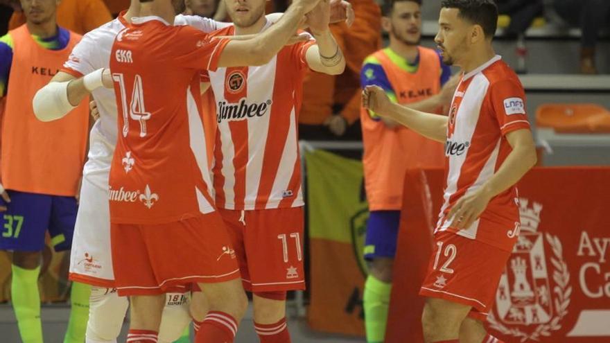 Los jugadores celebran un gol en el último triunfo.