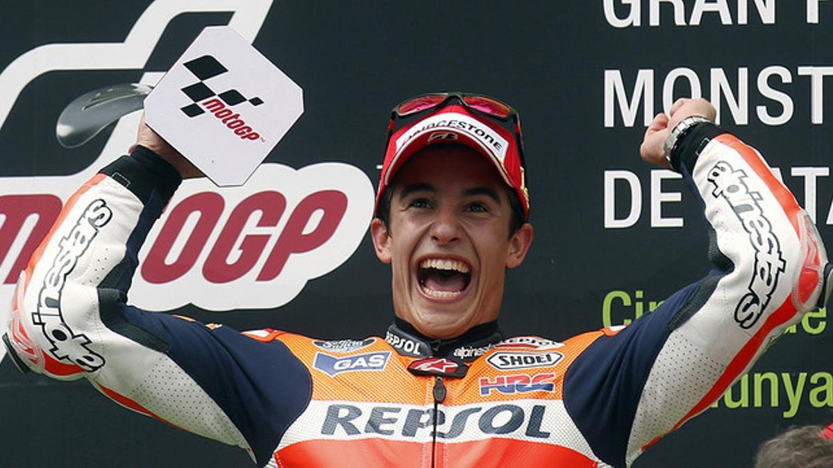 Marc Márquez celebra su victoria en el GP de Catalunya en el podio de Montmeló