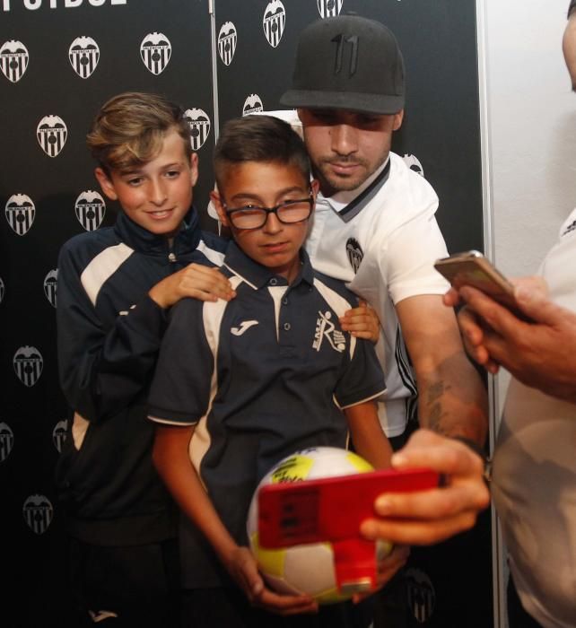 Zaza y Rodrigo con los aficionados en Requena