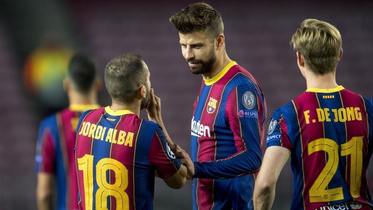 Piqué habla con Alba y De Jong durante el Barça - Dinamo de Kiev