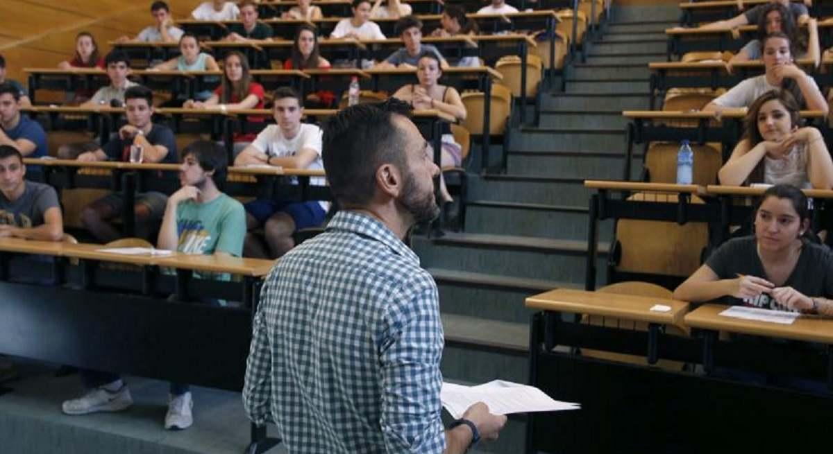 Un profesor imparte clases en un aula universitaria.