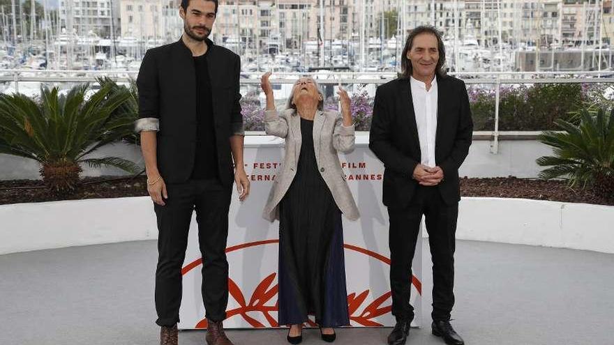 Olivier Laxe, Benedicta Sánchez y Amador Arias, en la anterior edición de Cannes. // Reuters