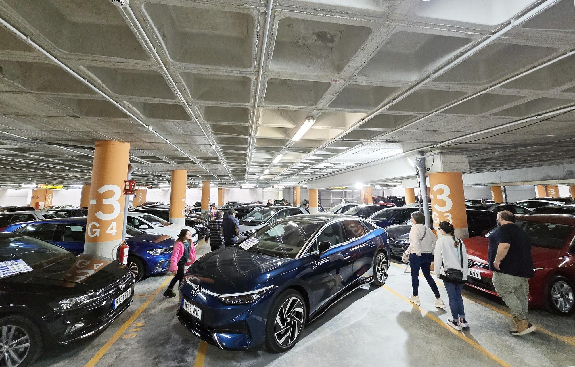Algunos de los vehículos de la feria de ocasión, en el parking -3 del aeropuerto de Peinador