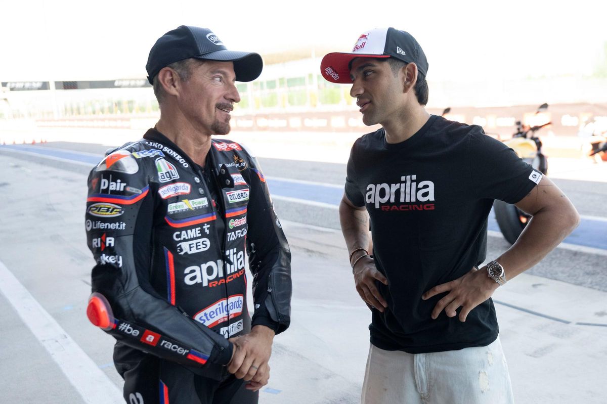 Jorge Martín, a la derecha, dialogando con Max Biaggi, uno de los pilotos míticos de Aprilia.