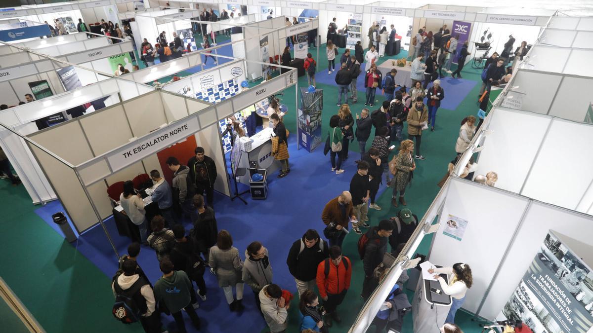 Jóvenes en la Feria del Empleo y Emprendimiento de Avilés, en una imagen de archivo.