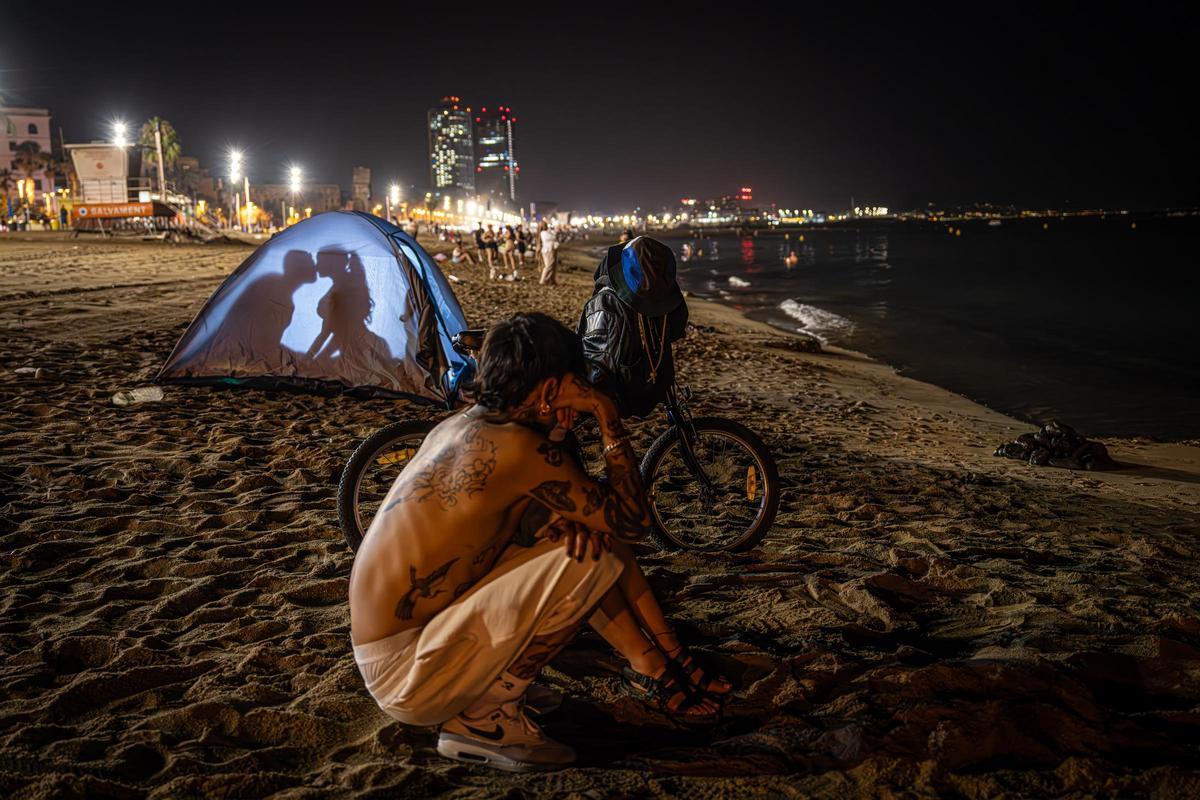 Refugio nocturno: Barcelona se refresca y descansa en sus playas durante las noches calurosas