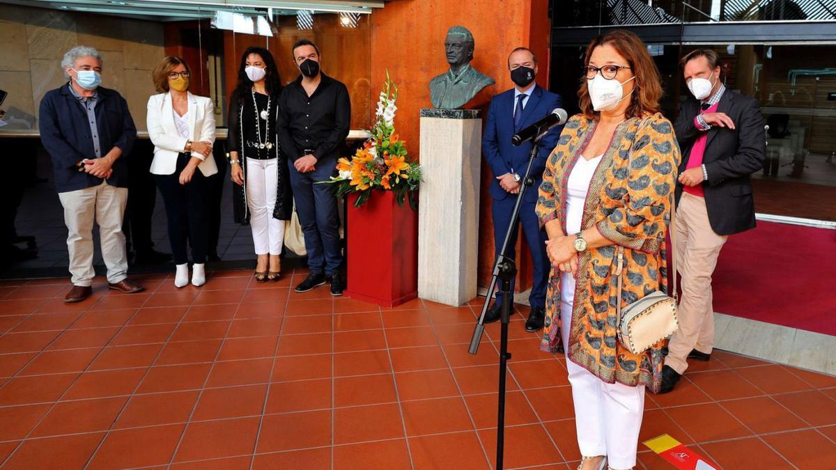 Rosa Kraus durantr su discurso, ayer, en el Auditorio, tras depositar la ofrenda floral en el monumento a su padre. | | EFE