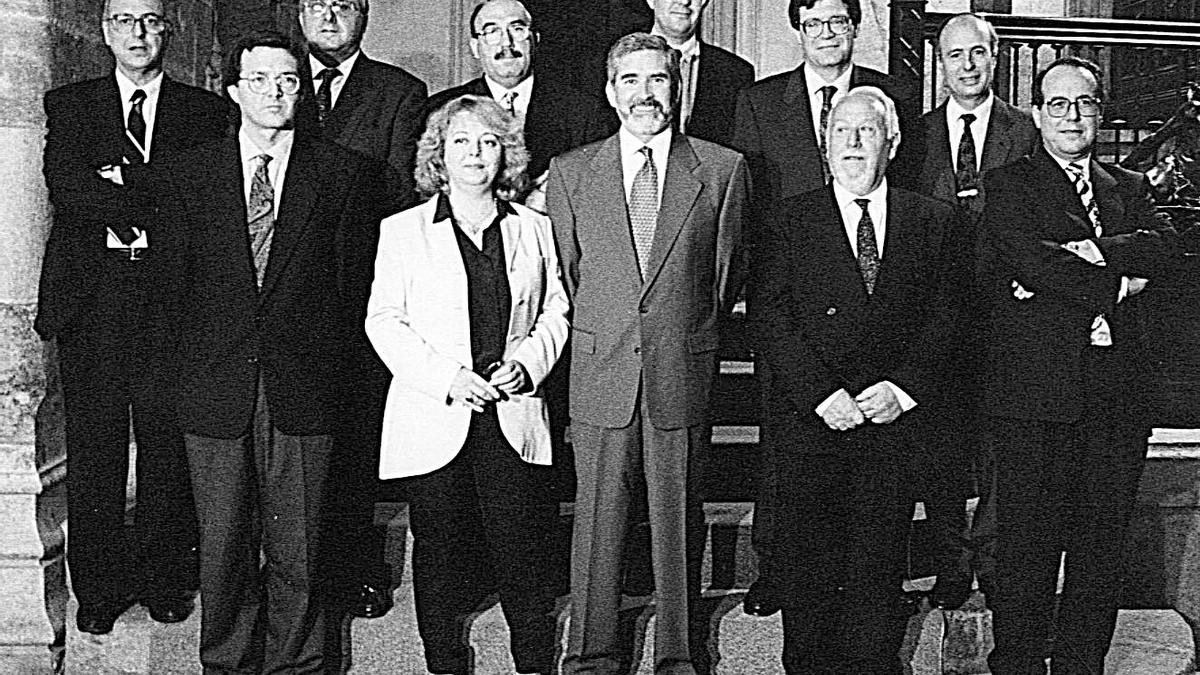 Foto de grupo del último de los cinco gobiernos de Joan Lerma.