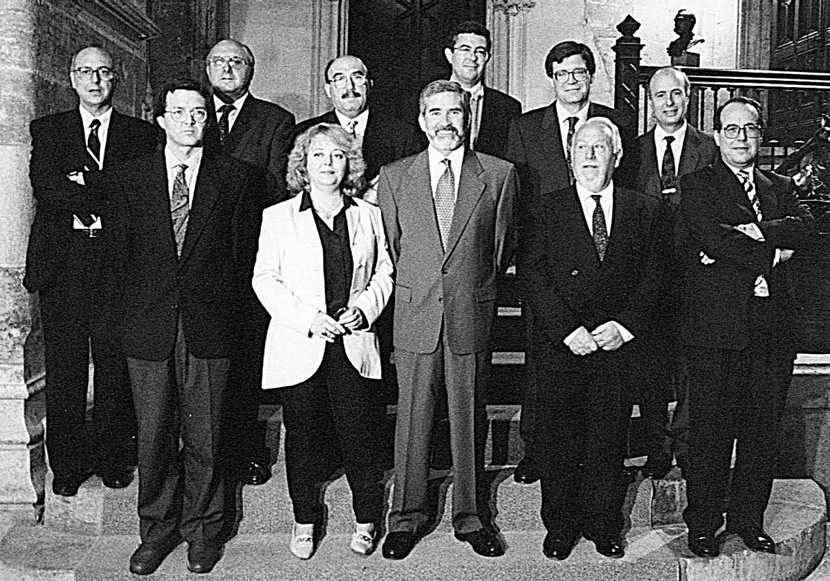 Foto de grupo del último de los cinco gobiernos de Joan Lerma, con la primera y única mujer a la que hizo consellera.