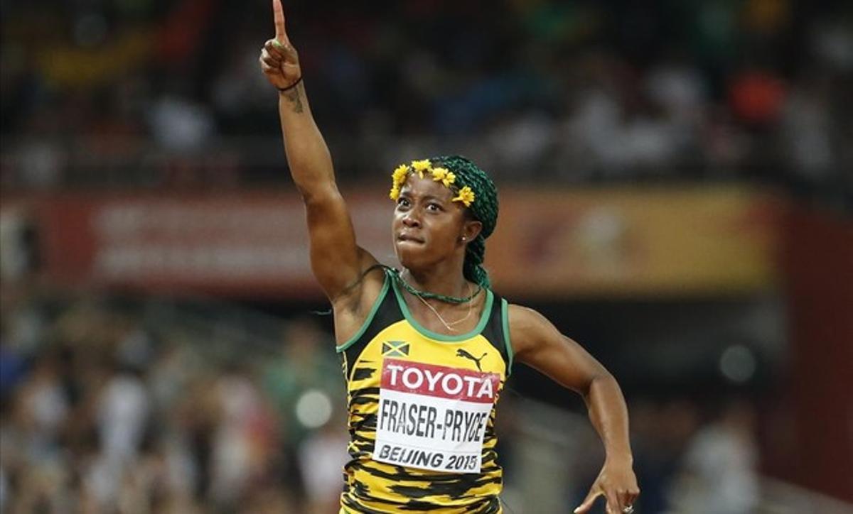 Fraser-Pryce aixeca el dit al cel com a vencedora dels 100 metres a Pequín. Fraser-Pryce aixeca el dit al cel com a vencedora dels 100 metres a Pequín.