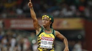 Fraser-Pryce aixeca el dit al cel com a vencedora dels 100 metres a Pequín.