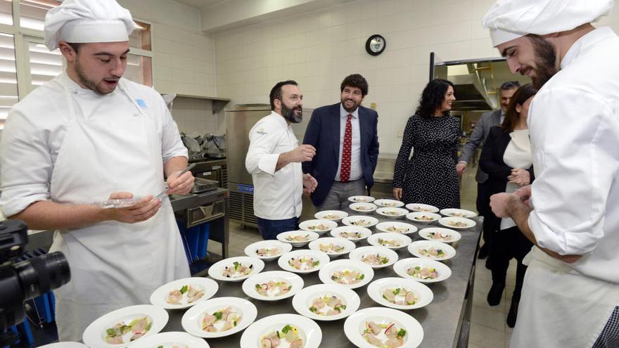 López Miras preside el acto de agradecimiento a empresas y asociaciones que colaboran en la Escuela de Hostelería y Turismo de Murcia, donde destaca el crecimiento del turismo nacional