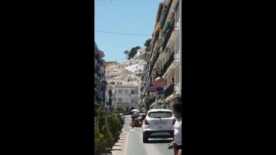 Un exhibicionista sobre el techo de un coche paraliza el tráfico en Altea