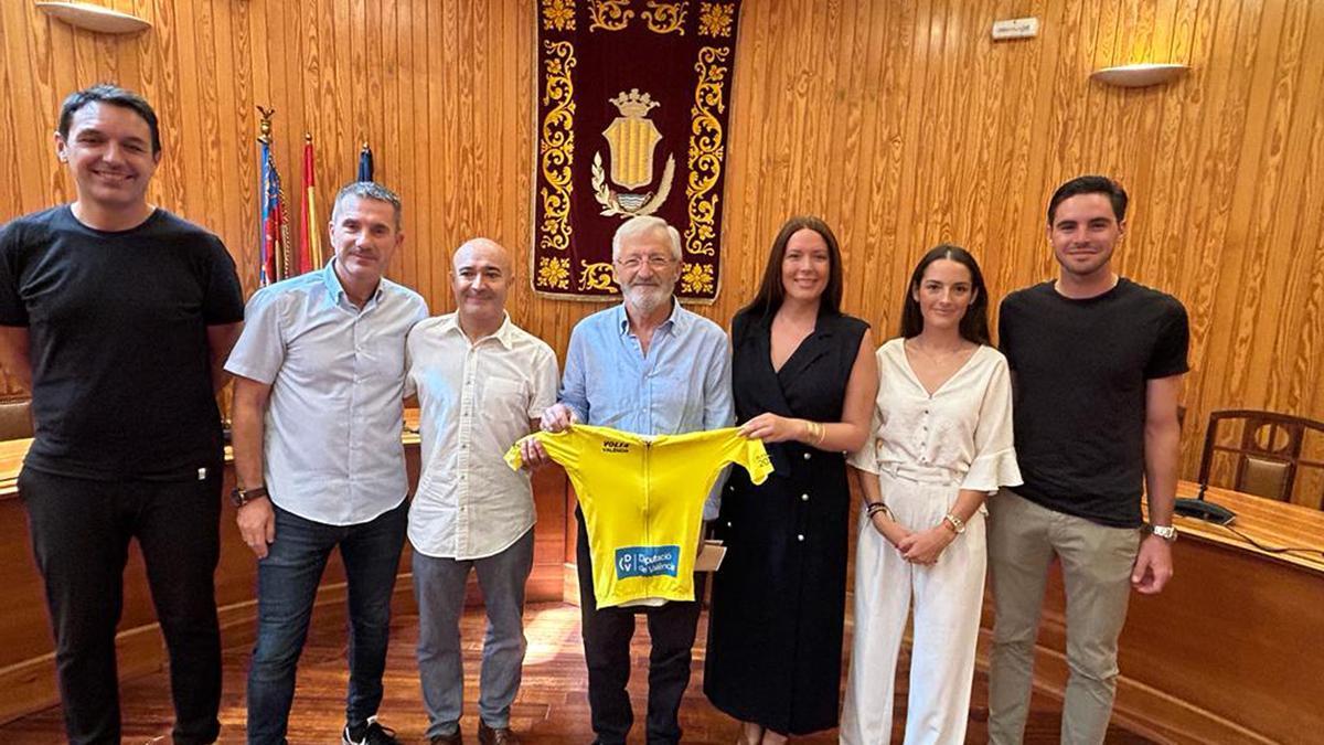 La alcaldesa de Moncada, Amparo Orts, con el maillot amarillo de la Volta ciclista a la Provincia de Valencia.