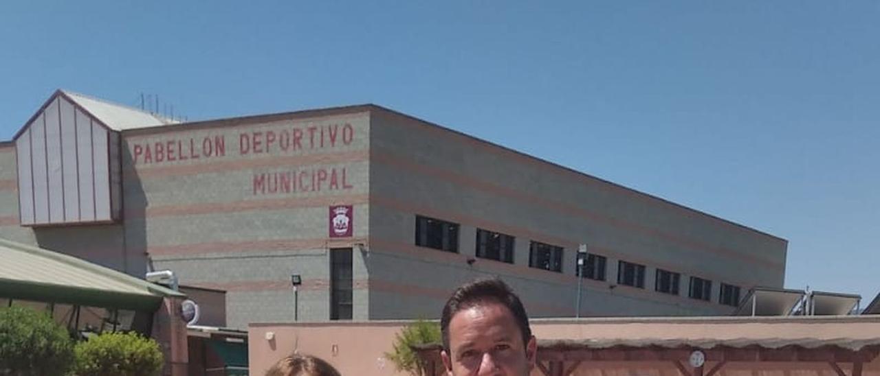 La concejala de Deportes y el capitán del Aspe UD en su despedida tras colgar las botas.