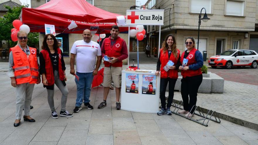 La mesa informativa de la Cruz Roja, ayer, en el entorno del Eirado do Sinal, en el centro de Cangas. | Gonzalo Núñez