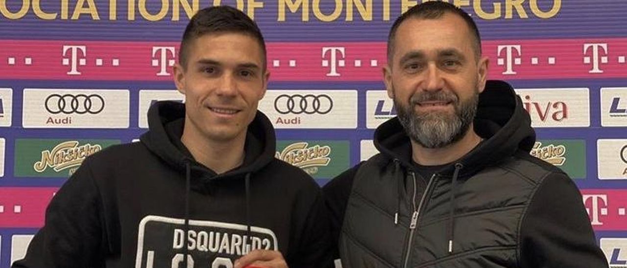 Djuka, con su padre Zoran, con la camiseta de la selección de Montenegro.