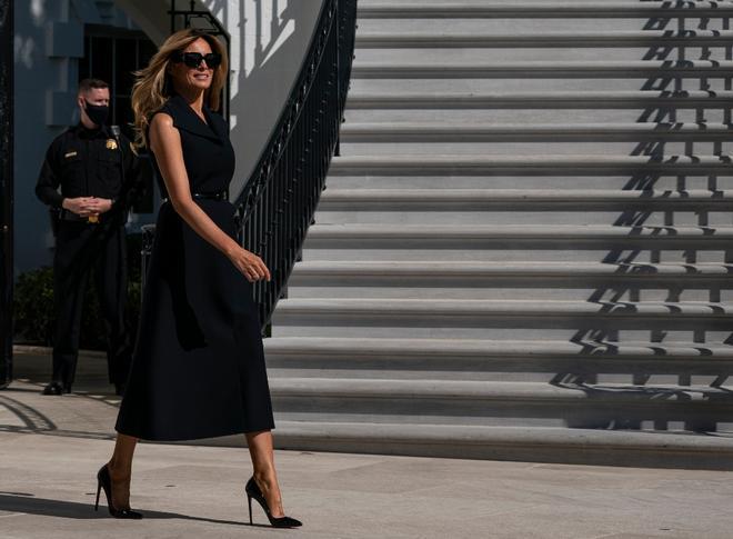 Melania Trump con vestido negro cruzado