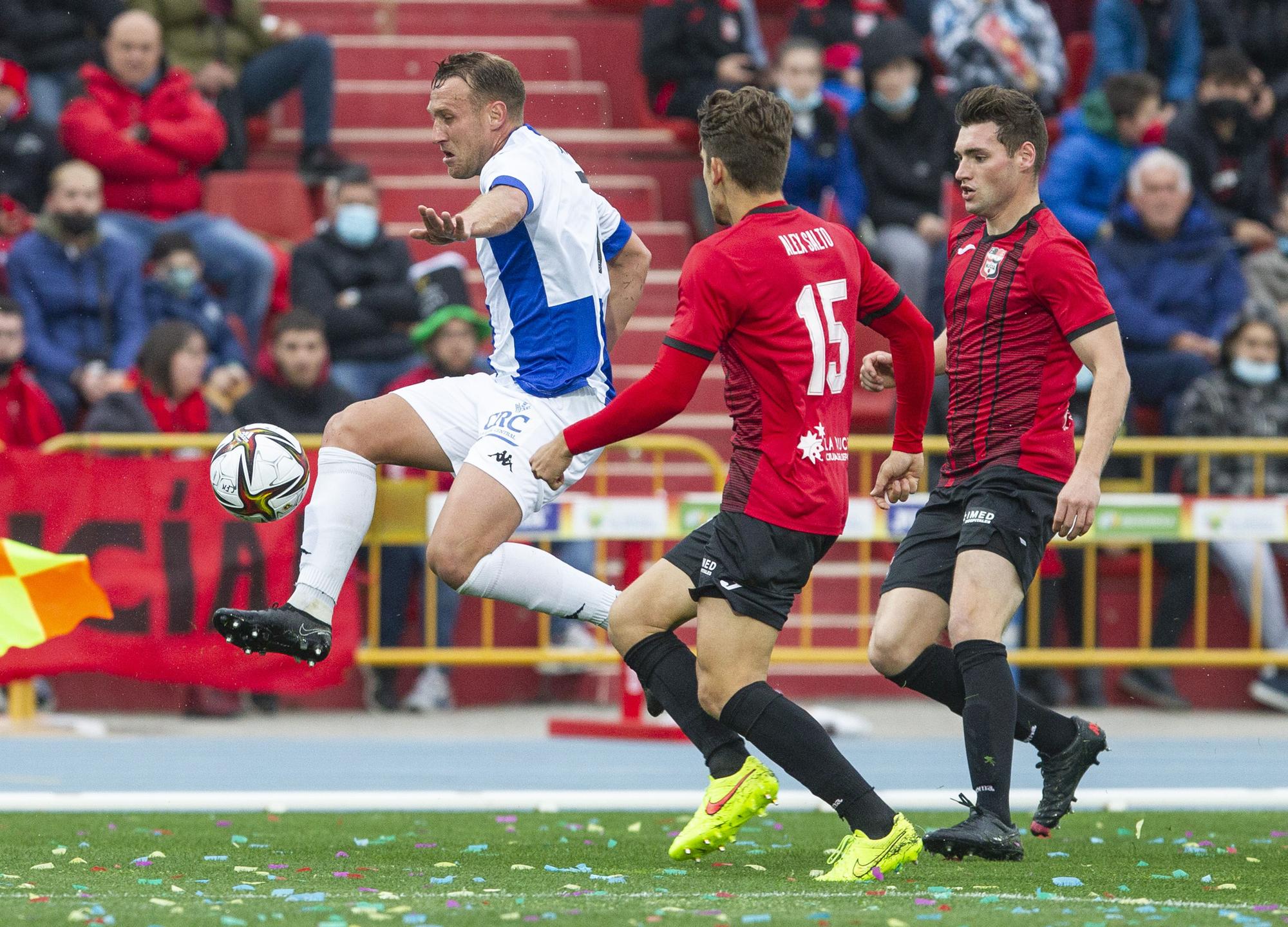 Aketxe intenta controlar un balón mientras Álex Salto acude a defenderle.