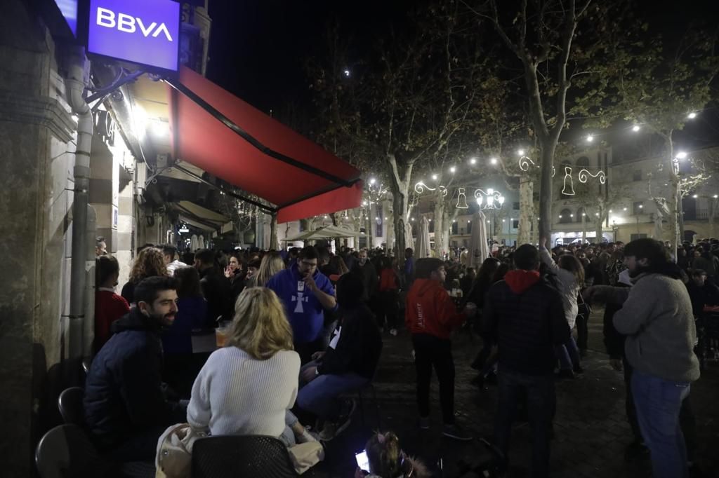 Una multitud de 'poblers' celebra Sant Antoni en la calle, pese a la suspensión de festejos