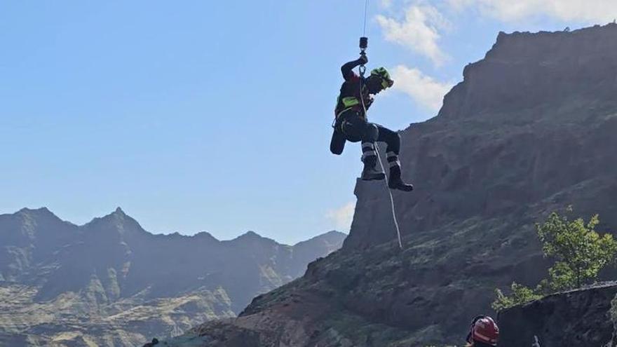 Rescatan a una niña de 12 años tras caer de cuatro metros en un barranco en Gran Canaria