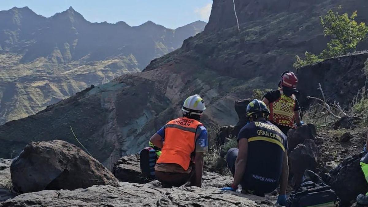 Rescatan a una niña de 12 años tras caer de cuatro metros en un barranco de Veneguera