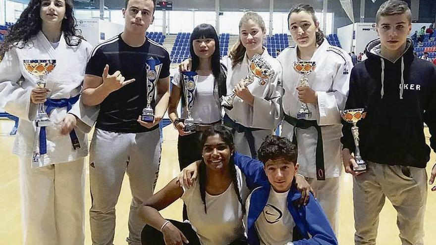 Los judokas zamoranos posan una vez acabado el evento.