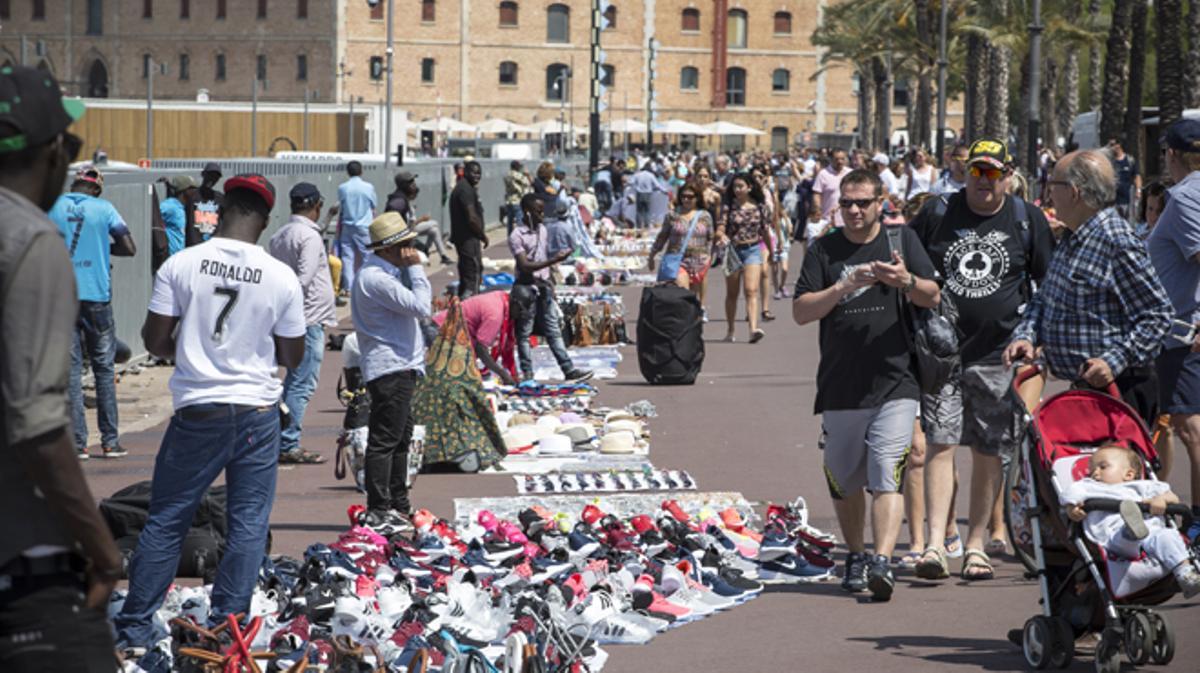 Els manters ocupen prop d’un quilòmetre del passeig Joan de Borbó de la Barceloneta.