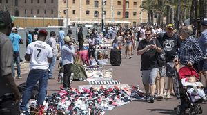 Els manters ocupen prop d’un quilòmetre del passeig Joan de Borbó de la Barceloneta.