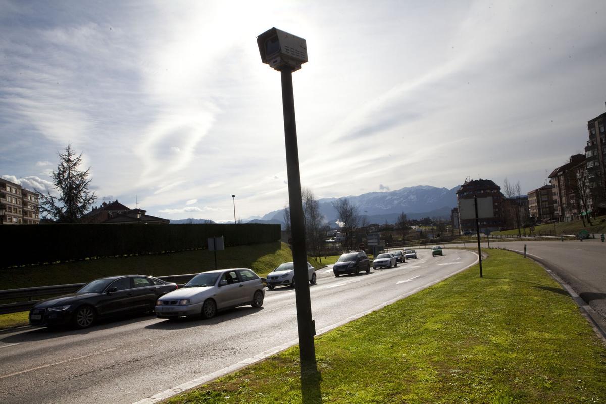 RADAR FOTO- ROJO EN LA PLAZA DE CASTILLA DE OVIEDO. COCHES. TRAFICO. SEGURIDAD VIAL. SEMAFORO. RADAR. FOTO- ROJO