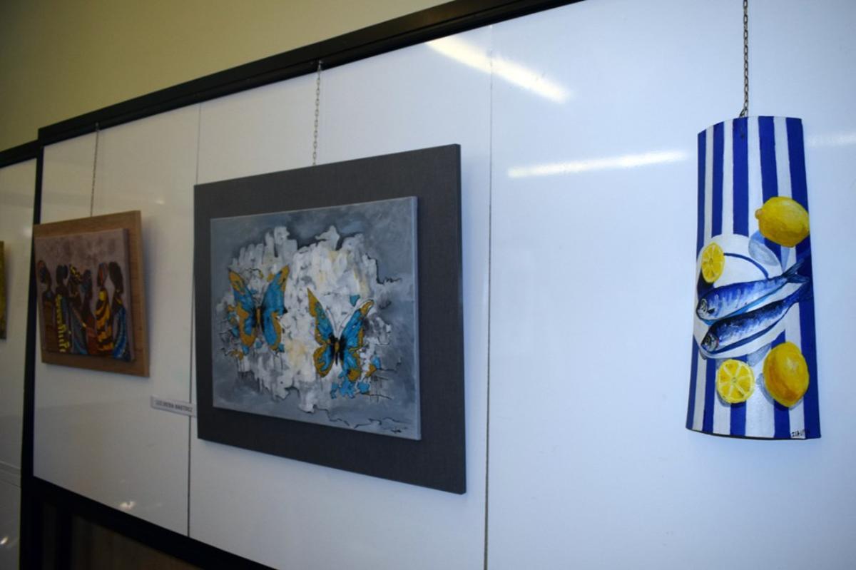La exposición con las obras realizadas por los participantes en las clases de pintura del programa de envejecimiento activo.