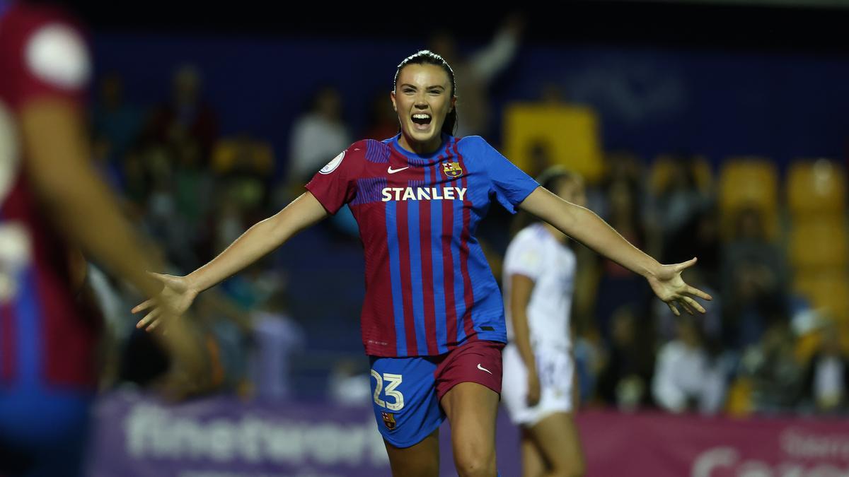 Engen, una de las novedades de la alineación, corre a felicitar a sus compañeras.