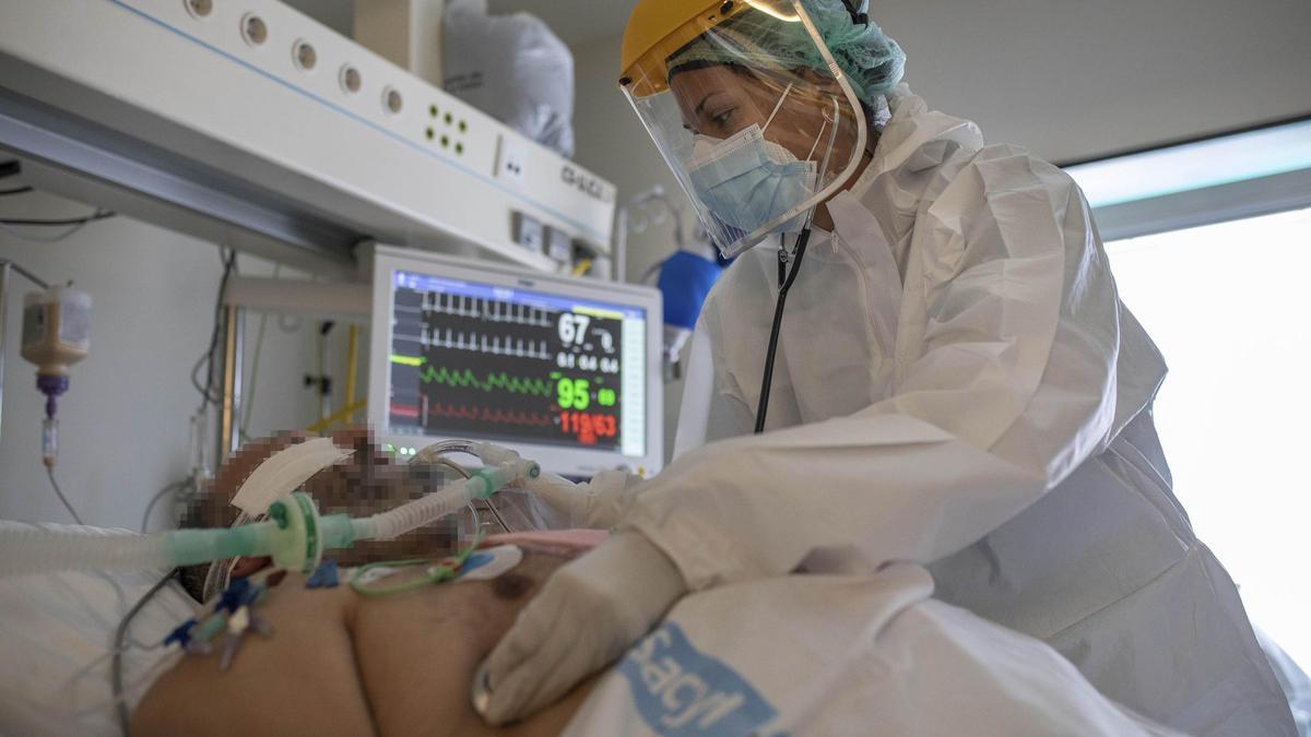 Una sanitaria atiende a uno de los pacientes de la UCI de Zamora