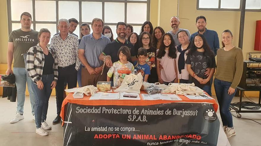 El biólogo Charly “Cazaserpientes” imparte un taller de sensibilización en Burjassot