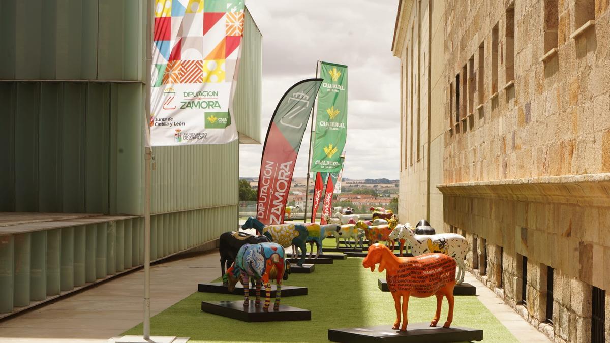 Ovejas promocionales de la Feria del Queso Fromago de Zamora, expuetas desde este jueves en la terraza del Teatro Ramos Carrión