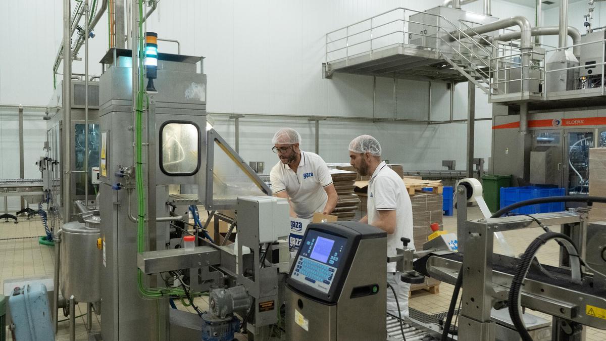 Trabajadores en la fábrica de Leche Gaza en Coreses.