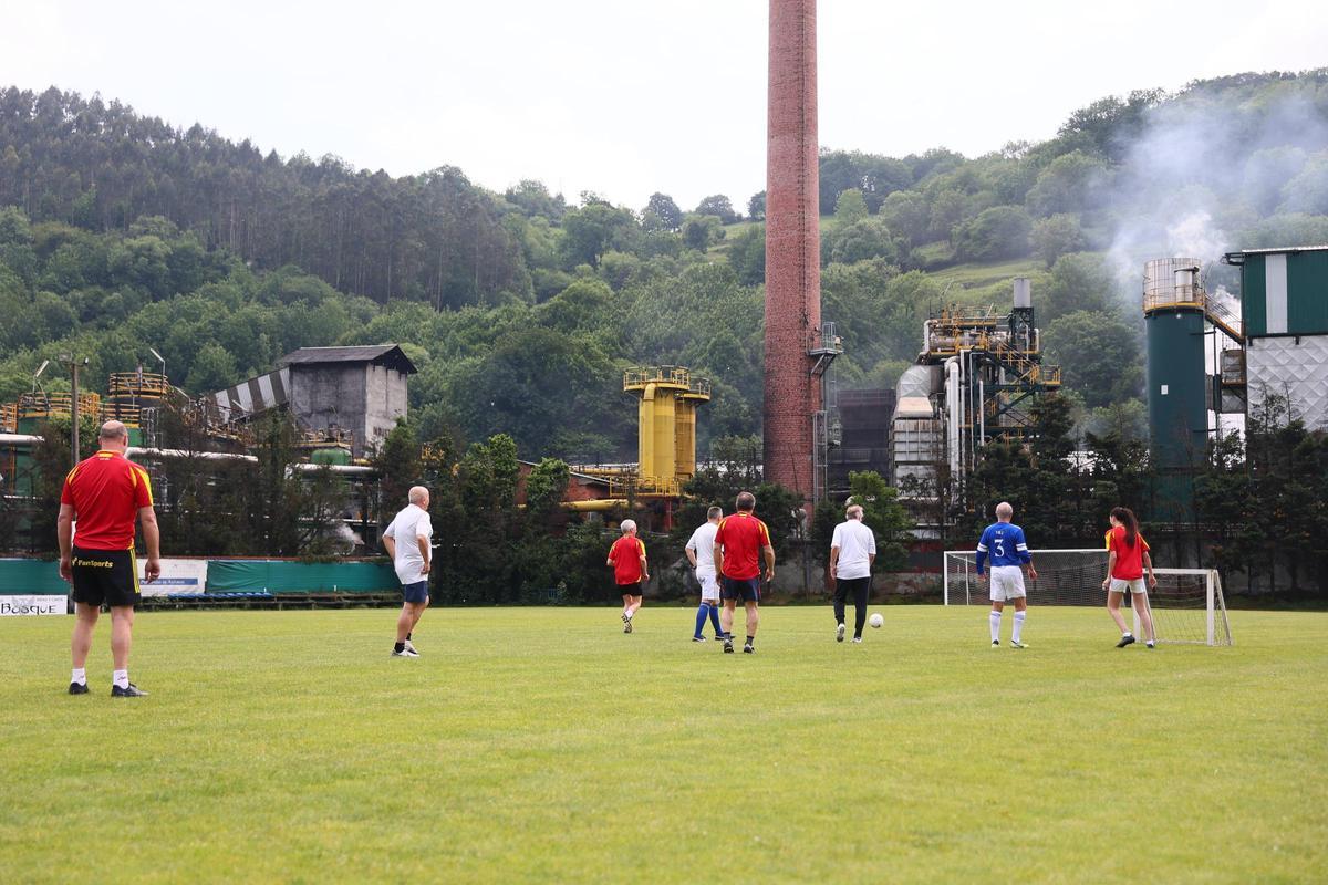 En imágenes: Los héroes que levantaron el único título de la historia del Real Oviedo se reencuentran 41 años después: así fue la "histórica y divertida" reunión