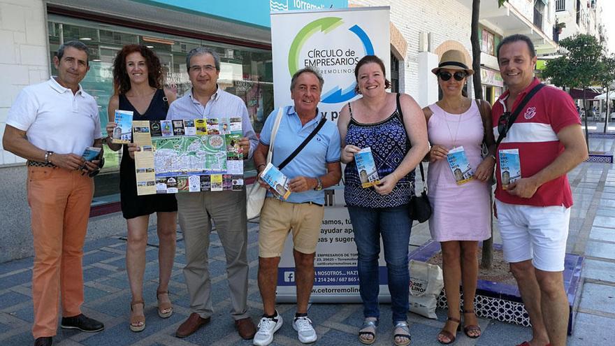 Miembros del CET reparten planos de Torremolinos.