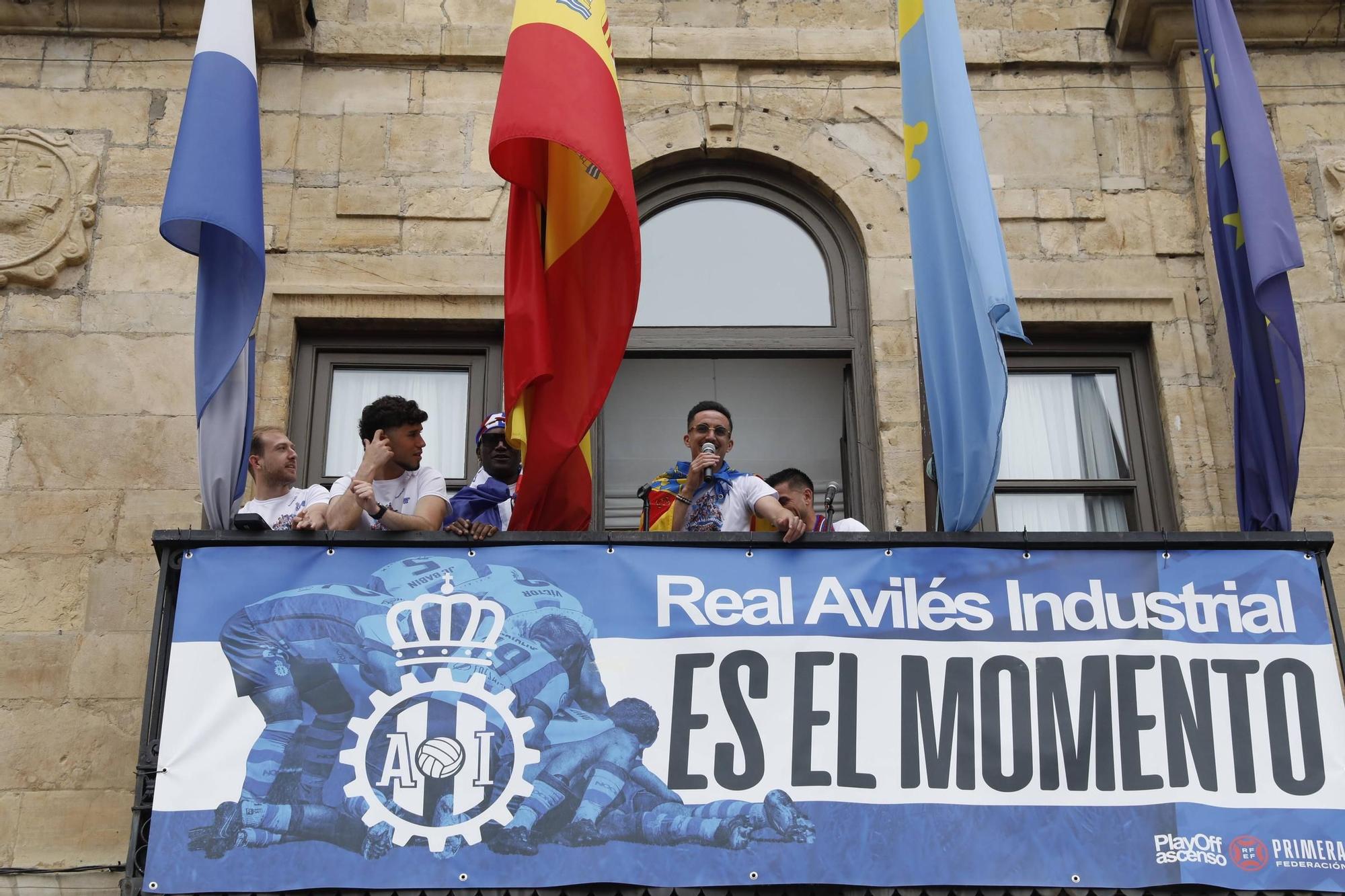 EN IMÁGENES: Así fue el recibimiento de los jugadores del Real Avilés en el Ayuntamiento