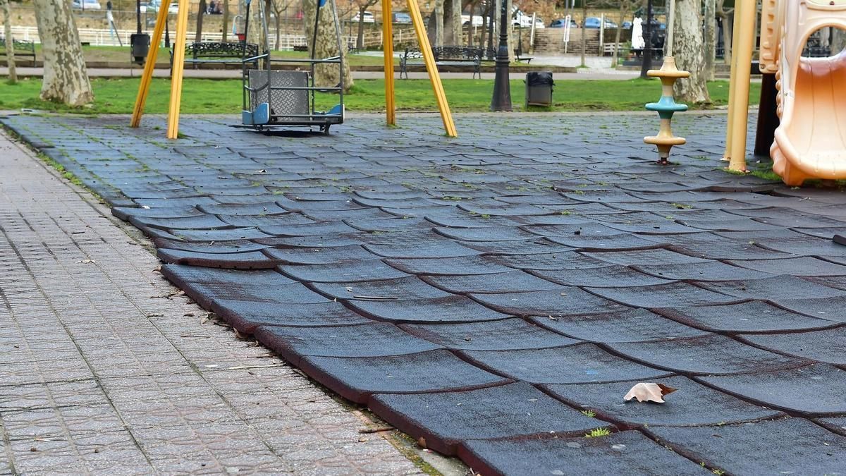 Los parques infantiles de Plasencia cambiarán el caucho por el césped.